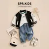 Conjunto de Baseball para Meninos de Três Peças: Conjunto Casual de Jaqueta Color Block para Crianças de Primavera e Outono, Camiseta de Dinossauro e Jeans Rasgado