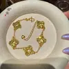 Pulsera de Flor de Cuatro Hojas Calada Hielo Triturado Oro Arena Mismo Estilo de la Joyería de Oro Puzuo para Mujer Joyería de Mano Versátil Brillante de Gama Alta de Nicho