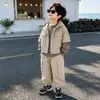 Conjunto de Roupa Masculina para Primavera 2026 Novo Estiloso Legal Roupa Infantil Primavera e Outono Tendência Legal Estilo de Rua para Menino Colete de Trabalho Conjunto de Três Peças