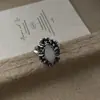 Set de Aretes y Anillo de Flor de Metal Vintage Retro Desgastado, Atmósfera de Otoño e Invierno, Aretes Elegantes de Lujo Ligero Francés