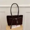 Bolsa Tote Casual de Nicho Simples Feminina 2026 Nova de Veludo Grande Capacidade Versátil para Ir ao Trabalho Ombro Único Compras Bolsa de Axila