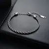 Estilo europeo y americano, pulsera de acero de titanio transfronteriza que no se decolora, ajustable, con un tacto lujoso y de alta gama, adecuada tanto para hombres como para mujeres, un accesorio moderno y versátil
