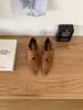 Guangzhou Dropshipping Novos Sapatos de Camurça Bico Fino Outono e Inverno 2025, Mocassins Versáteis da Moda, Sapatos Individuais Retrô Franceses