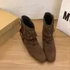 Zapatos Vaqueros Otoño 2026 Botines Mujer Hebilla Plisada Francesa Pierna de Pantalón Punta Cuadrada Estilo Nuevo Tacón Oculto Apilado Marrón