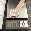 Reloj Pequeño y Exquisito Logo de Triángulo Invertido Estilo de Letra Simple y Versátil Reloj de Aleación para Dama Venta al por Mayor en Stock