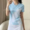 Uniformes de bádminton profesionales hechos a medida en múltiples colores degradados de tejidos de secado rápido, camisetas de manga corta para equipos de hombres y mujeres con números impresos para la creación de equipos
