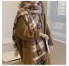 Bufanda de Lana Suave y Amigable con la Piel para Mujer, Nueva para Otoño/Invierno, Engrosada, a Cuadros, con Borlas, Atractiva, Versátil, Calentador de Cuello, para Viajes Diarios, Cálida