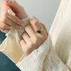 Anillo de Acero Inoxidable con Circonita Estilo Francés de Nicho de Lujo Ligero para Mujer, Anillo de Oro de 18 Quilates Moderno y Versátil Venta Directa