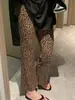 Pantalones retro de leopardo de estilo nicho ligeros para otoño para mujer, pantalones cropped holgados adelgazantes de principios de otoño con microcampana