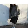 Cardigã de caimento solto com gola alta, uma peça de outer wear estilosa e quente para outono e inverno, apresentando cor sólida, botões e um caimento relaxado estilo coreano.