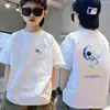 2026 Verão Nova Camiseta Estilosa de Manga Curta para Meninos Algodão Puro Roupas de Verão para Bebês Meninos Top Infantil Gola Redonda Soltinho