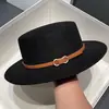 Sombrero de Ala Plana Estilo Británico para Mujer Otoño e Invierno Lana Ala Corta Hebilla de Cinturón Versátil Sombrero de Jazz Moda Europea y Americana Versátil Retro