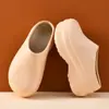Nuevas pantuflas de color liso, con suela gruesa, antideslizantes y de punta cerrada para mujer, diseñadas para hacer que las mujeres bajitas luzcan más altas, adecuadas para usar en exteriores, estilo fácil de poner, material EVA, directamente de fábrica