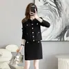 Conjunto de dos piezas de punto estilo Hepburn para mujer en otoño, con un cárdigan metálico abotonado y una minifalda bodycon elegante inspirada en Chanel.