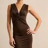 Vestido de noite estilo europeu e americano transfronteiriço com decote em V, cintura torcida, cauda de sereia, sem mangas, modelagem justa, elástico, longo para festas e banquetes