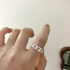 Anillo Minimalista Geométrico de Perla para Mujer, Nicho de Lujo Ligero con un Toque de Alta Gama, Diseño Irregular Hueco de Cruz, Exquisito