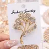 Broche texturizado estilo coreano para mujer, broche de aleación de alta gama, corsage de lujo ligero, nicho, con pedrería, pasador fijo anti-exposición, decoración para abrigo