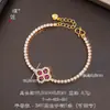 Mismo estilo que Puzuo Gold Shop, pulsera de trébol de cuatro hojas en oro arenado con diamantes completos para mujer, sensación de lujo ligero de alta gama, joyería de mano de la suerte, regalo para novia