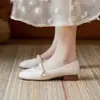 Sapatos baixos rasos estilo francês para mulheres, novidade outono 2026, versáteis, com pérolas, sola macia, sapatos de vovó, sapatos Mary Jane de bico quadrado