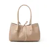 Bolso de mano de cuero para el trabajo, tacto de alta gama, bolso tote de un solo hombro, gran capacidad, estilo de vacaciones de verano para mujer, bolso tejido a mano