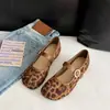 Sapatos rasos femininos estilo retrô com bico redondo e fivela de metal, sapatos baixos de camurça com uma única tira, sapatos Mary Jane versáteis e artísticos