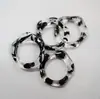Resina amarilla transparente con puntos verdes y negros, hebilla decorativa de forma irregular para traje de baño