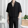 Camisa masculina de seda gelada de manga curta, uma peça de verão leve e moderna com corte solto, disponível em preto e projetada para um visual casual e unissex