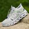 Sapatos Esportivos Casuais Respiráveis Vazados para Casal no Verão Homens Leves para Caminhada Mulheres Ajuste Largo Tamanho Grande Sapatos para Atravessar Riachos