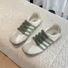 Tênis brancos femininos novos para o Outono de 2026, com sola macia e velcro, tênis esportivos casuais da moda, tênis de treino alemães que aumentam a altura