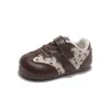 026 Otoño Nuevo Estilo Coreano Floral Suela Delgada Zapatos de Entrenamiento Alemanes para Niñas, Tenis Retro de Velcro, Zapatos Casuales