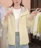Chamarra casual con capucha de color caramelo, nuevo diseño de nicho para primavera y otoño 2026, abrigo corto versátil y rejuvenecedor para mujer
