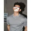 Camisa de Tricô Manga Curta com Gola Henley de Botão Único Estilo Americano para Homens, Verão Vintage Slim-Fit Tendência Street Style com Pequeno Bordado, Toque de Alta Qualidade
