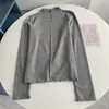 Roupa íntima moderna com botões, gola semi-alta, blusa base de malha com borda franzida, top elegante de corte justo que te deixa mais magra