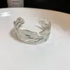 Pulsera Abierta con Patrón de Hojas Metálicas Europea y Americana, Única y Audaz, Sencilla y de Moda, Lujo Ligero, Sensación de Alta Gama, Joyería para Mujer