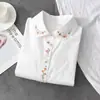 Camisa Blanca de Manga Larga 100% Algodón para Mujer, Estilo Nuevo Literario y Fresco para Primavera y Otoño, Bordada con Conejo y Rábano, Adecuada para Estudiantes