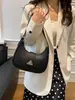 Bolsas Coreanas de Nicho de Luxo Novo Estilo Outono e Inverno 2025 Moda Simples Bolsa Transversal Feminina Bolsa de Ombro Único de Axila