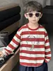 Q127 Camiseta infantil listrada de manga longa estilo coreano, coleção de outono para meninos, gola redonda, estampa de cachorro de desenho animado, camiseta de manga longa listrada, moderna