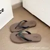 2026 Nuevas Chanclas para Mujer, de Suela Plana, para Verano, al Aire Libre, Bicolor, de Tira (Thong), de Moda, Versátiles, Venta al por Mayor Transfronteriza