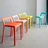 Silla moderna minimalista con respaldo, disponible en múltiples colores, taburete alto con diseño hueco, popular en restaurantes y cafeterías como silla de espera