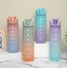 Botella de Agua Portátil para Deportes y Fitness Taza de Agua Estilo Nuevo Tapa Pop-Up Color Degradado Vaso de Plástico con Escala de Tiempo