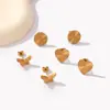 Pendientes de botón dorados con forma de corazón y mariposa, estilo lujo ligero, acero de titanio chapado en oro, diseño simple, versátil y de nicho para mujer