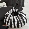 Bolso Grande de Textura Rayada Azul Hielo de Tono Frío, Suave y Dulce, Adecuado para Chicas que Van a Clase o Salen, Bolso Ligero
