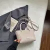 Elegante bolso cubo de patrón tejido para mujer, nuevo bolso cruzado versátil de moda 2026, bolso de mano simple para el hombro de Instagram