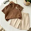 2026 Novo Conjunto de Verão para Meninos Estilo Coreano Roupas de Verão Infantis Camisa de Manga Curta com Gola Alta Shorts Casuais Conjunto de Duas Peças Moderno