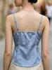 Camisola listrada em azul e branco com cintura marcada e um design curto que afina a silhueta, apresentando uma única fileira de botões, em um estilo francês fresco