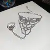 Pulsera Anillo Integrado Hueco Incrustado de Diamantes, Lujo Ligero y Sensación de Alta Gama, Joyería de Diseño Único y de Nicho para Mujeres