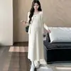 Roupa de maternidade para o outono, novo estilo fashion, vestido com suspensório da mamãe da moda com cardigã de manga comprida, versão coreana, conjunto de duas peças emagrecedor para gestantes