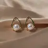Versão coreana estilo TikTok de brincos de pérola populares para mulheres, luxo leve com sensação de alta qualidade, brincos versáteis de nicho, acessórios de orelha elegantes e modernos