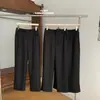 Calças retas estreitas de corte slim com estrutura firme, cintura média-alta e efeito emagrecedor