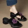 Sandalias retro de mujer estilo francés 2026, nuevas chanclas de verano con tiras cruzadas florales y punta abierta para uso en exteriores